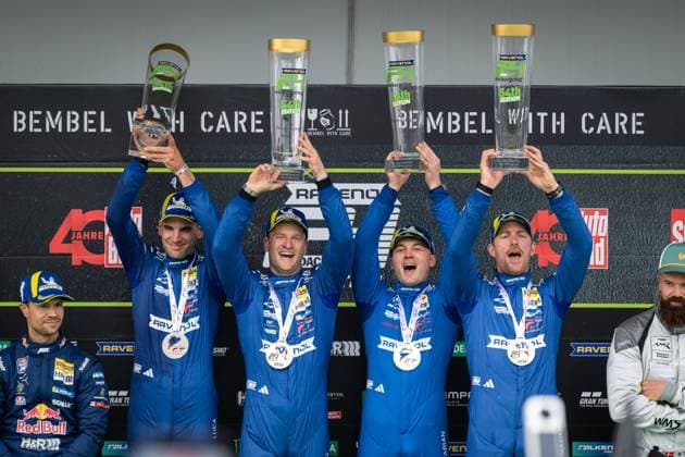 Die Fahrer von Mercedes-AMG Team RAVENOL feiern ihren Sieg beim 24h Nürburgring 2026 auf dem Podium. Luca Stolz, Maro Engel, Maxime Martin und Fabian Schiller halten ihre Pokale und Medaillen in die Höhe, während sie ihre erfolgreiche Leistung im 24-Stunden-Langstreckenrennen würdigen. Mercedes-AMG Team RAVENOL 80 gewinnt 24h Nürburgring 2026 Copyright: xMichaelxGelhardtx