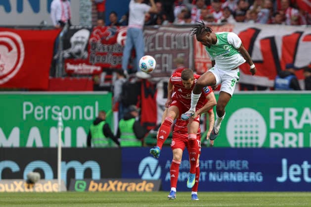 Tim Oberdorf (Fortuna Düsseldorf) und Noel Futkeu (SpVgg Greuther Fürth) im Zweikampf waehrend des Spiels der 2. Bundesliga zwischen SpVgg Greuther Fürth und Fortuna Düsseldorf, Sportpark Ronhof Thomas Sommer am 17. May 2026 in Fürth, Deutschland. (Foto von Oliver Kaelke DeFodi Images) +++ Tim Oberdorf (Fortuna Düsseldorf) und Noel Futkeu (SpVgg Greuther Fürth) battle for the ball during the 2. Bundesliga match between SpVgg Greuther Fürth and Fortuna Düsseldorf at Sportpark Ronhof Thomas Sommer on May 17, 2026 in Fürth, Germany. (Photo by Oliver Kaelke DeFodi Images) (Photo by Oliver Kaelke DeFodi Images) -