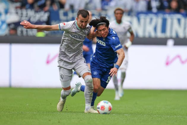 Shio Fukuda (Karlsruher SC, 13) im Zweikampf mit Erhan Masovic (VfL Bochum, 04), Karlsruher SC vs. VfL Bochum, 2. Bundesliga, 34. Spieltag, 2025 2026, 17.05.2026, DFL REGULATIONS PROHIBIT ANY USE OF PHOTOGRAPHS AS IMAGE SEQUENCES AND OR QUASI-VIDEO, Karlsruher SC vs. VfL Bochum, 2. Bundesliga, 34. Spieltag, 2025 2026, 17.05.2026 Karlsruhe