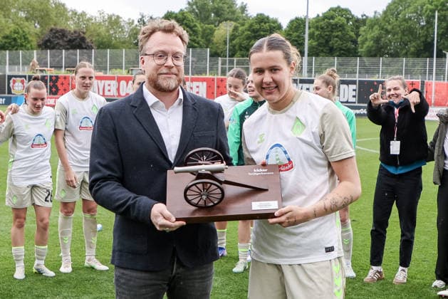 v.li.: Patrick Kleinmann überreicht Larissa Mühlhaus (SV Werder Bremen, 7) die Torjägerkanone als Torschützenkönigin der Googe Pixel Frauen-Bundesliga überreicht, DIE DFB-RICHTLINIEN UNTERSAGEN JEGLICHE NUTZUNG VON FOTOS ALS SEQUENZBILDER UND ODER VIDEOÄHNLICHE FOTOSTRECKEN. DFB REGULATIONS PROHIBIT ANY USE OF PHOTOGRAPHS AS IMAGE SEQUENCES AND OR QUASI-VIDEO., 17.05.2026, Leverkusen (Deutschland), Fussball, Google Pixel Frauen-Bundesliga, Bayer 04 Leverkusen - SV Werder Bremen