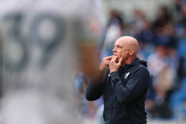 Uwe Roesler (VfL Bochum, Chef-Trainer) pfeifft an der Seitenlinie, Karlsruher SC vs. VfL Bochum, 2. Bundesliga, 34. Spieltag, 2025 2026, 17.05.2026, DFL REGULATIONS PROHIBIT ANY USE OF PHOTOGRAPHS AS IMAGE SEQUENCES AND OR QUASI-VIDEO, Karlsruher SC vs. VfL Bochum, 2. Bundesliga, 34. Spieltag, 2025 2026, 17.05.2026 Karlsruhe