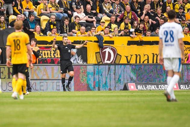 17.05.2026, xomx, Fussball 2.Bundesliga, Dynamo Dresden - Holstein Kiel v.l. Videobeweis abschaffen: Der Unparteiische prueft, entscheidet auf gelb gegen Robert Wagner (Dynamo Dresden) und Strafstoss. Alexander Bernhardsson (Holstein Kiel) tritt an und Tim Stanislav Schreiber (Dynamo Dresden) haelt! (DFL DFB REGULATIONS PROHIBIT ANY USE OF PHOTOGRAPHS as IMAGE SEQUENCES and or QUASI-VIDEO) Dresden