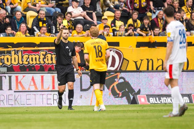 17.05.2026, xomx, Fussball 2.Bundesliga, Dynamo Dresden - Holstein Kiel v.l. Videobeweis abschaffen: Der Unparteiische prueft, entscheidet auf gelb gegen Robert Wagner (Dynamo Dresden) und Strafstoss. Alexander Bernhardsson (Holstein Kiel) tritt an und Tim Stanislav Schreiber (Dynamo Dresden) haelt! (DFL DFB REGULATIONS PROHIBIT ANY USE OF PHOTOGRAPHS as IMAGE SEQUENCES and or QUASI-VIDEO) Dresden