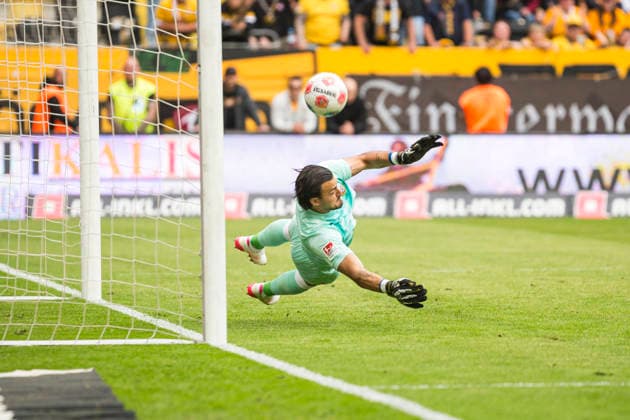 17.05.2026, xomx, Fussball 2.Bundesliga, Dynamo Dresden - Holstein Kiel v.l. Videobeweis abschaffen: Der Unparteiische prueft, entscheidet auf gelb gegen Robert Wagner (Dynamo Dresden) und Strafstoss. Alexander Bernhardsson (Holstein Kiel) tritt an und Tim Stanislav Schreiber (Dynamo Dresden) haelt! (DFL DFB REGULATIONS PROHIBIT ANY USE OF PHOTOGRAPHS as IMAGE SEQUENCES and or QUASI-VIDEO) Dresden