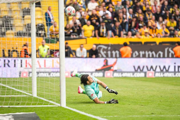 17.05.2026, xomx, Fussball 2.Bundesliga, Dynamo Dresden - Holstein Kiel v.l. Videobeweis abschaffen: Der Unparteiische prueft, entscheidet auf gelb gegen Robert Wagner (Dynamo Dresden) und Strafstoss. Alexander Bernhardsson (Holstein Kiel) tritt an und Tim Stanislav Schreiber (Dynamo Dresden) haelt! (DFL DFB REGULATIONS PROHIBIT ANY USE OF PHOTOGRAPHS as IMAGE SEQUENCES and or QUASI-VIDEO) Dresden