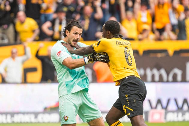 Sport Bilder des Tages 17.05.2026, xomx, Fussball 2.Bundesliga, Dynamo Dresden - Holstein Kiel v.l. Videobeweis abschaffen: Der Unparteiische prueft, entscheidet auf gelb gegen Robert Wagner (Dynamo Dresden) und Strafstoss. Alexander Bernhardsson (Holstein Kiel) tritt an und Tim Stanislav Schreiber (Dynamo Dresden) haelt! Kofi Amoako (Dynamo Dresden) (DFL DFB REGULATIONS PROHIBIT ANY USE OF PHOTOGRAPHS as IMAGE SEQUENCES and or QUASI-VIDEO) Dresden *** 17 05 2026, xomx, Soccer 2 Bundesliga, Dynamo Dresden Holstein Kiel v l abolish video evidence The referee checks, decides on yellow against Robert Wagner Dynamo Dresden and penalty kick Alexander Bernhardsson Holstein Kiel enters and Tim Stanislav Schreiber Dynamo Dresden holds Kofi Amoako Dynamo Dresden DFL DFB REGULATIONS PROHIBIT ANY USE OF PHOTOGRAPHS as IMAGE SEQUENCES and or QUASI VIDEO Dresden