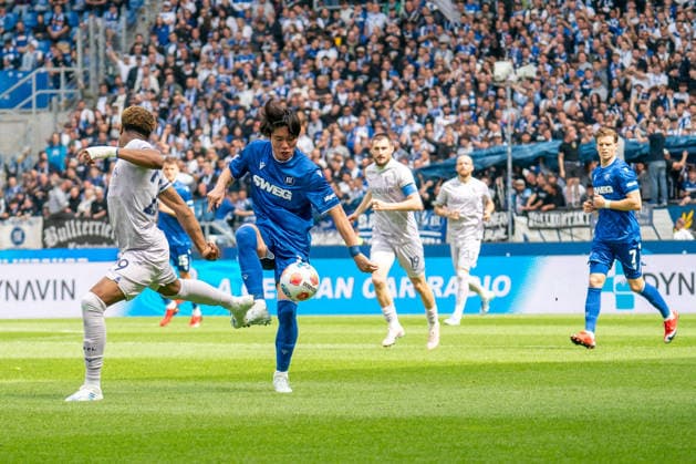 17.05.2026, xdaymx, Fussball 2.Bundesliga, Karlsruher SC - VfL Bochum, vl. Farid Alfa-Ruprecht (VfL Bochum) und Shio Fukuda (Karlsruher SC) (DFL DFB REGULATIONS PROHIBIT ANY USE OF PHOTOGRAPHS as IMAGE SEQUENCES and or QUASI-VIDEO) Karlsruhe