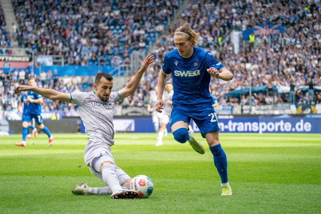 17.05.2026, xdaymx, Fussball 2.Bundesliga, Karlsruher SC - VfL Bochum, vl. Erhan Masovic (VfL Bochum) grätscht David Herold (Karlsruher SC) ab. (DFL DFB REGULATIONS PROHIBIT ANY USE OF PHOTOGRAPHS as IMAGE SEQUENCES and or QUASI-VIDEO) Karlsruhe