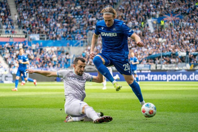 17.05.2026, xdaymx, Fussball 2.Bundesliga, Karlsruher SC - VfL Bochum, vl. Erhan Masovic (VfL Bochum) grätscht David Herold (Karlsruher SC) ab. (DFL DFB REGULATIONS PROHIBIT ANY USE OF PHOTOGRAPHS as IMAGE SEQUENCES and or QUASI-VIDEO) Karlsruhe