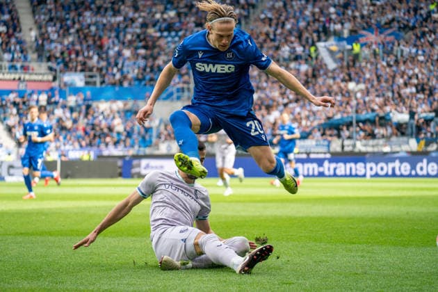 17.05.2026, xdaymx, Fussball 2.Bundesliga, Karlsruher SC - VfL Bochum, vl. Erhan Masovic (VfL Bochum) grätscht David Herold (Karlsruher SC) ab. (DFL DFB REGULATIONS PROHIBIT ANY USE OF PHOTOGRAPHS as IMAGE SEQUENCES and or QUASI-VIDEO) Karlsruhe
