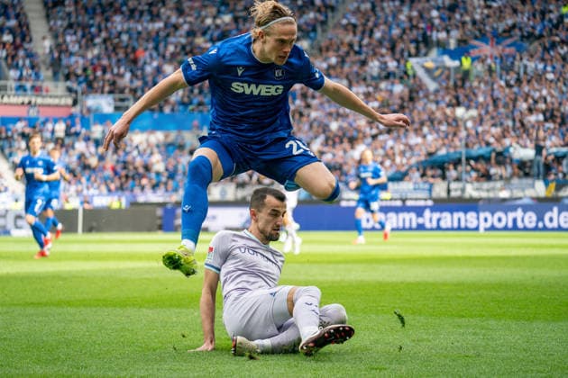 17.05.2026, xdaymx, Fussball 2.Bundesliga, Karlsruher SC - VfL Bochum, vl. Erhan Masovic (VfL Bochum) grätscht David Herold (Karlsruher SC) ab. (DFL DFB REGULATIONS PROHIBIT ANY USE OF PHOTOGRAPHS as IMAGE SEQUENCES and or QUASI-VIDEO) Karlsruhe