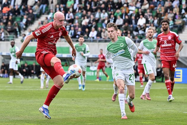 FUERTH, GERMANY - 17. MAI: tackle between Valgeir FRIORIKSSON (Fortuna DUESSELDORF 12) and Fian-Luca ITTER (SpVgg Greuther Fuerth 27) during the 2. Bundesliga Match between SpVgg Greuther Fuehrt vs. Fortuna Duesseldorf at Matchday 34 at Sportpark Ronhof Thomas Sommer DFL REGULATIONS PROHIBIT ANY USE OF PHOTOGRAPHS AS IMAGE SEQUENCES AND OR QUASI-VIDEO Copyright: xBEAUTIFULxSPORTS Goldbergx