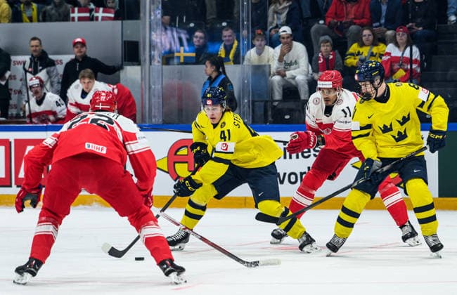 260517 Ivar Stenberg och Viggo Björck of Sweden compete for the puck with Alexander True of Denmark during the 2026 IIHF Ice hockey, Eishockey World Championship, WM, Weltmeisterschaft match between Denmark and Sweden on May 17, 2026 in Fribourg. Photo: Jesper Zerman BILDBYRAN kod JZ JZ0716 ishockey ice hockey ishockey-vm 2026 vm 2026 iihf world championship danmark denmark sverige sweden bbeng Copyright: JESPERxZERMAN BB260517JZ026