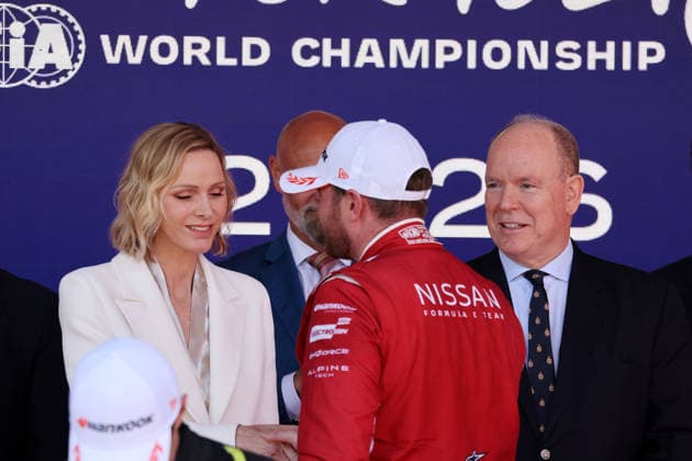 Charlene, Prinzessin von Monaco gratulier dem Sieger Oliver Rowland (GBR) Nissan, Albert II, Prinz von Monaco, Podium, Rennen 2, FIA Formel E Weltmeisterschaft Saison 12, Monaco E- Prix, MonteCarlo, MC, 17.05.2026, FE