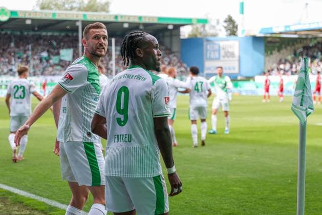 Dennis Srbeny 7 (Spvgg Greuther Fuerth) und Noel Futkeu 9 (Spvgg Greuther Fuerth) jubeln nach dem 3:0, SpVgg Greuther Fuerth vs. Fortuna Duesseldorf, Fussball, Maenner, 2. Bundesliga, DFL, Saison 2025 2026, 34. Spieltag, Rueckrunde, 17.05.2026 DFB regulations prohibit any use of photographs as image sequences and or quasi-video Fuerth Bayern Deutschland