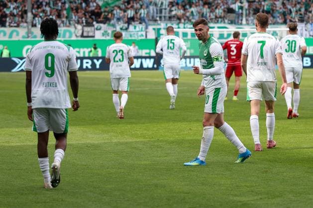 Branimir Hrgota 10 (Spvgg Greuther Fuerth) jubelt mit Noel Futkeu 9 (Spvgg Greuther Fuerth) nach dem 3:0, SpVgg Greuther Fuerth vs. Fortuna Duesseldorf, Fussball, Maenner, 2. Bundesliga, DFL, Saison 2025 2026, 34. Spieltag, Rueckrunde, 17.05.2026 DFB regulations prohibit any use of photographs as image sequences and or quasi-video Fuerth Bayern Deutschland
