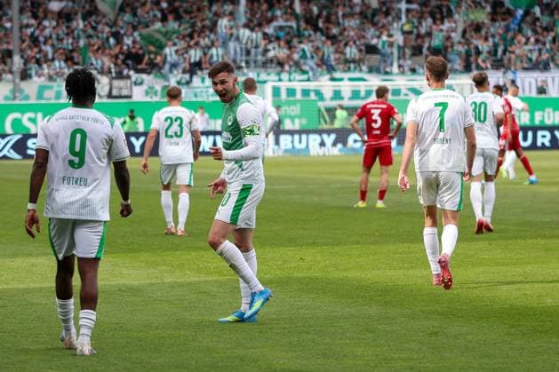 Noel Futkeu 9 (Spvgg Greuther Fuerth) jubelt mit Branimir Hrgota 10 (Spvgg Greuther Fuerth) nach dem 3:0, SpVgg Greuther Fuerth vs. Fortuna Duesseldorf, Fussball, Maenner, 2. Bundesliga, DFL, Saison 2025 2026, 34. Spieltag, Rueckrunde, 17.05.2026 DFB regulations prohibit any use of photographs as image sequences and or quasi-video Fuerth Bayern Deutschland