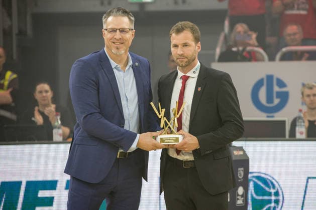 Bamberg, Deutschland 16. Mai 2026: 1. BBL Playoff Viertelfinale - 2025 2026 - Sp. 1 - Bamberg Baskets gegen Ratiopharm Ulmm Im Bild: easy Credit BBL-Awards für Anton Gavel (Bamberg) ist Trainer des Jahres Brose Arena Bayern *** Bamberg, Germany 16 May 2026 1 BBL Playoff Quarterfinals 2025 2026 Sp 1 Bamberg Baskets vs Ratiopharm Ulmm In the picture easy Credit BBL Awards for Anton Gavel Bamberg is Coach of the Year Brose Arena Bayern Copyright: xFotostandx xSchmittx