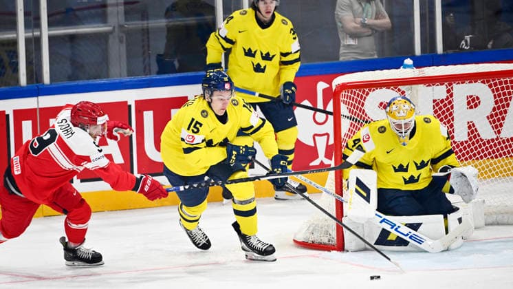 FRIBOURG, SCHWEIZ 20260517 Sveriges Jack Berglund och malvakt Arvid Söderblom mot Danmarks Frederik Storm under söndagens match i ishockey-VM mellan Danmark och Sverige pa BCF Arena, Fribourg i Schweiz.