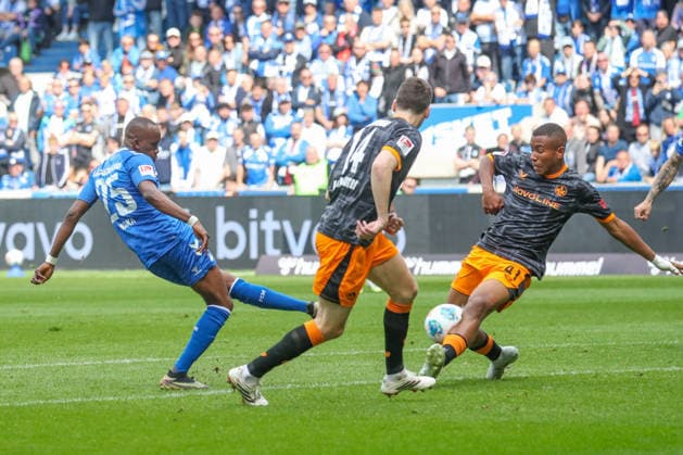 17.05.2026, xgox, Fussball - 2.Bundesliga 1.FC Magdeburg - 1.FC Kaiserslautern emspor, v.l. Silas Gnaka (Magdeburg, 25), Jacob Rasmussen (Kaiserslautern, 14), David Schramm (Kaiserslautern, 41) Zweikampf, Duell, Kampf, tackle (DFL DFB REGULATIONS PROHIBIT ANY USE OF PHOTOGRAPHS as IMAGE SEQUENCES and or QUASI-VIDEO) Magdeburg