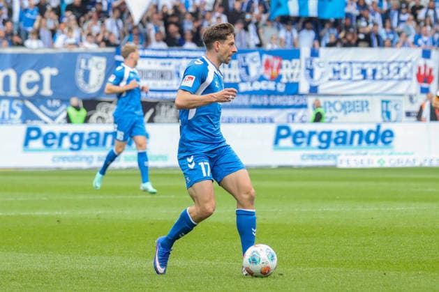 17.05.2026, xgox, Fussball - 2.Bundesliga 1.FC Magdeburg - 1.FC Kaiserslautern emspor, v.l. Alexander Nollenberger (Magdeburg, 17) am Ball, plays the ball (DFL DFB REGULATIONS PROHIBIT ANY USE OF PHOTOGRAPHS as IMAGE SEQUENCES and or QUASI-VIDEO) Magdeburg