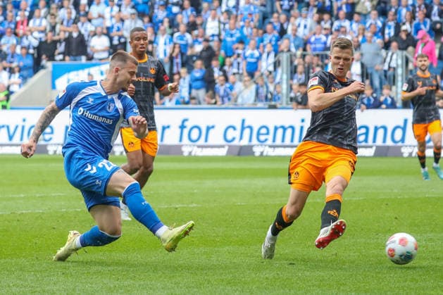 17.05.2026, xgox, Fussball - 2.Bundesliga 1.FC Magdeburg - 1.FC Kaiserslautern emspor, v.l. Mateusz Zukowski (Magdeburg, 22), Fabian Kunze (Kaiserslautern, 6) Zweikampf, Duell, Kampf, tackle (DFL DFB REGULATIONS PROHIBIT ANY USE OF PHOTOGRAPHS as IMAGE SEQUENCES and or QUASI-VIDEO) Magdeburg