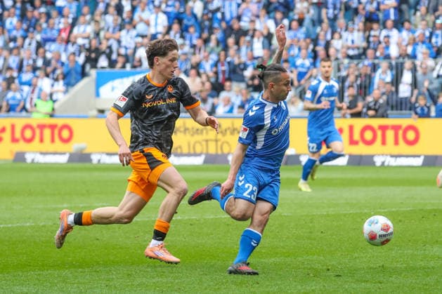 17.05.2026, xgox, Fussball - 2.Bundesliga 1.FC Magdeburg - 1.FC Kaiserslautern emspor, v.l. Leon Robinson (Kaiserslautern, 37), Baris Atik (Magdeburg, 23) Zweikampf, Duell, Kampf, tackle (DFL DFB REGULATIONS PROHIBIT ANY USE OF PHOTOGRAPHS as IMAGE SEQUENCES and or QUASI-VIDEO) Magdeburg