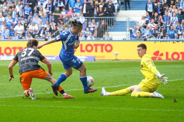 17.05.2026, xgox, Fussball - 2.Bundesliga 1.FC Magdeburg - 1.FC Kaiserslautern emspor, v.l. Leon Robinson (Kaiserslautern, 37), Baris Atik (Magdeburg, 23), Julian Krahl (Kaiserslautern, 1) Zweikampf, Duell, Kampf, tackle (DFL DFB REGULATIONS PROHIBIT ANY USE OF PHOTOGRAPHS as IMAGE SEQUENCES and or QUASI-VIDEO) Magdeburg