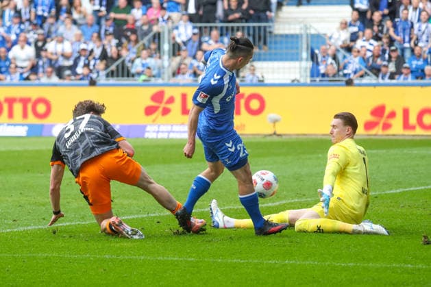 17.05.2026, xgox, Fussball - 2.Bundesliga 1.FC Magdeburg - 1.FC Kaiserslautern emspor, v.l. Leon Robinson (Kaiserslautern, 37), Baris Atik (Magdeburg, 23), Julian Krahl (Kaiserslautern, 1) Zweikampf, Duell, Kampf, tackle (DFL DFB REGULATIONS PROHIBIT ANY USE OF PHOTOGRAPHS as IMAGE SEQUENCES and or QUASI-VIDEO) Magdeburg