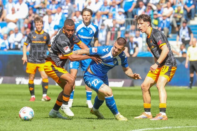 17.05.2026, xgox, Fussball - 2.Bundesliga 1.FC Magdeburg - 1.FC Kaiserslautern emspor, v.l. David Schramm (Kaiserslautern, 41), Mateusz Zukowski (Magdeburg, 22), Leon Robinson (Kaiserslautern, 37) Zweikampf, Duell, Kampf, tackle (DFL DFB REGULATIONS PROHIBIT ANY USE OF PHOTOGRAPHS as IMAGE SEQUENCES and or QUASI-VIDEO) Magdeburg