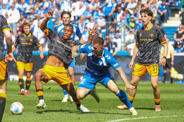 17.05.2026, xgox, Fussball - 2.Bundesliga 1.FC Magdeburg - 1.FC Kaiserslautern emspor, v.l. David Schramm (Kaiserslautern, 41), Mateusz Zukowski (Magdeburg, 22), Leon Robinson (Kaiserslautern, 37) Zweikampf, Duell, Kampf, tackle (DFL DFB REGULATIONS PROHIBIT ANY USE OF PHOTOGRAPHS as IMAGE SEQUENCES and or QUASI-VIDEO) Magdeburg