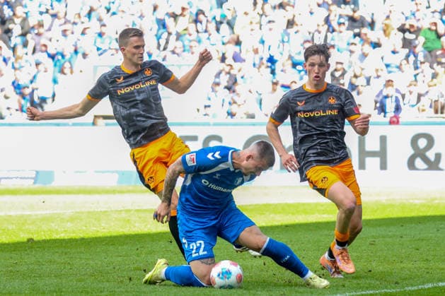 17.05.2026, xgox, Fussball - 2.Bundesliga 1.FC Magdeburg - 1.FC Kaiserslautern emspor, v.l. Kenny Prince Redondo (Kaiserslautern, 11), Mateusz Zukowski (Magdeburg, 22), Leon Robinson (Kaiserslautern, 37) Zweikampf, Duell, Kampf, tackle (DFL DFB REGULATIONS PROHIBIT ANY USE OF PHOTOGRAPHS as IMAGE SEQUENCES and or QUASI-VIDEO) Magdeburg