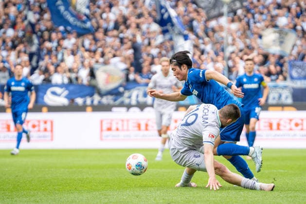 17.05.2026, xdaymx, Fussball 2.Bundesliga, Karlsruher SC - VfL Bochum, vl. Matus Bero (VfL Bochum) versucht Shio Fukuda (Karlsruher SC) vom Ball zu trennen. (DFL DFB REGULATIONS PROHIBIT ANY USE OF PHOTOGRAPHS as IMAGE SEQUENCES and or QUASI-VIDEO) Karlsruhe
