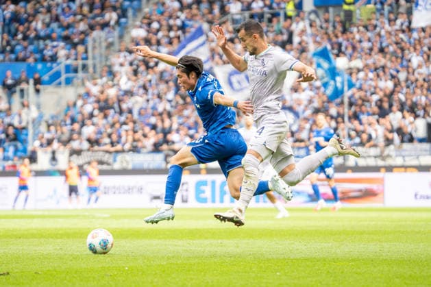 17.05.2026, xdaymx, Fussball 2.Bundesliga, Karlsruher SC - VfL Bochum, vl. Shio Fukuda (Karlsruher SC) und Erhan Masovic (VfL Bochum) im Zweikampf (DFL DFB REGULATIONS PROHIBIT ANY USE OF PHOTOGRAPHS as IMAGE SEQUENCES and or QUASI-VIDEO) Karlsruhe