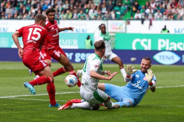 Felix Klaus 30 (Spvgg Greuther Fuerth) in Aktion gegen Tim Oberdorf 15 (Fortuna Duesseldorf) und Florian Kastenmeier 33 (Fortuna Duesseldorf), SpVgg Greuther Fuerth vs. Fortuna Duesseldorf, Fussball, Maenner, 2. Bundesliga, DFL, Saison 2025 2026, 34. Spieltag, Rueckrunde, 17.05.2026 DFB regulations prohibit any use of photographs as image sequences and or quasi-video Fuerth Bayern Deutschland