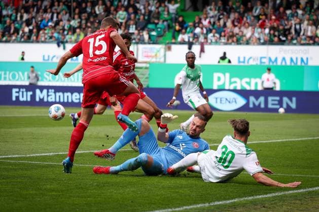 Felix Klaus 30 (Spvgg Greuther Fuerth) in Aktion gegen Tim Oberdorf 15 (Fortuna Duesseldorf) und Florian Kastenmeier 33 (Fortuna Duesseldorf), SpVgg Greuther Fuerth vs. Fortuna Duesseldorf, Fussball, Maenner, 2. Bundesliga, DFL, Saison 2025 2026, 34. Spieltag, Rueckrunde, 17.05.2026 DFB regulations prohibit any use of photographs as image sequences and or quasi-video Fuerth Bayern Deutschland