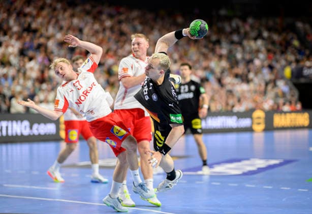 (l-r) Hjalte LYKKE (DEN), Justus Fischer (GER) Zweikampf, Wurf, Aktion. Männer Handball Länderspiel, Deutschland (GER) - Dänemark (DEN), am 17.05.2026 in Koeln Deutschland. Lanxess Arena