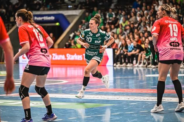 Szene mit Louisa De Bellis (20; Frisch auf Göppingen Frauen), Madeleine Östlund (13; SV Halle-Neustadt) und Lea Gruber (19; SV Halle-Neustadt) Szene mit Louisa De Bellis (20; Frisch auf Göppingen Frauen) und Gegnerinnen