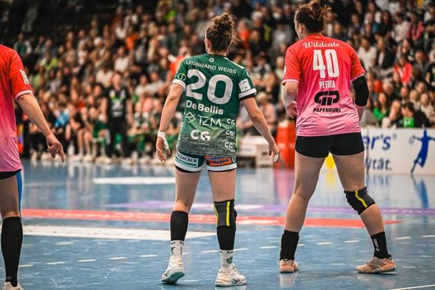 Szene mit Louisa De Bellis (20; Frisch auf Göppingen Frauen) und Tena Petika (40; SV Halle-Neustadt) in der EWS Arena Szene mit Louisa De Bellis (20; Frisch auf Göppingen Frauen) und Tena Petika (40; SV Halle-Neustadt)
