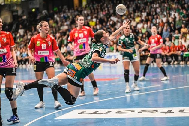 Szene mit Lea Gruber (19; SV Halle-Neustadt), Sophia Marie Mohr (27; Frisch auf Göppingen Frauen) und Nicola Merz (23; Frisch auf Göppingen Frauen) sowie weiteren Spielern in der EWS Arena Szene mit Lea Gruber (19; SV Halle-Neustadt) und Sophia Marie Mohr (27; Frisch auf Göppingen Frauen)