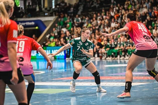Szene mit Lea Watzl (7; Frisch auf Göppingen Frauen), Lea Gruber (19; SV Halle-Neustadt) und Tena Petika (40; SV Halle-Neustadt) Szene mit Lea Watzl (7; Frisch auf Göppingen Frauen) und Lea Gruber (19; SV Halle-Neustadt)