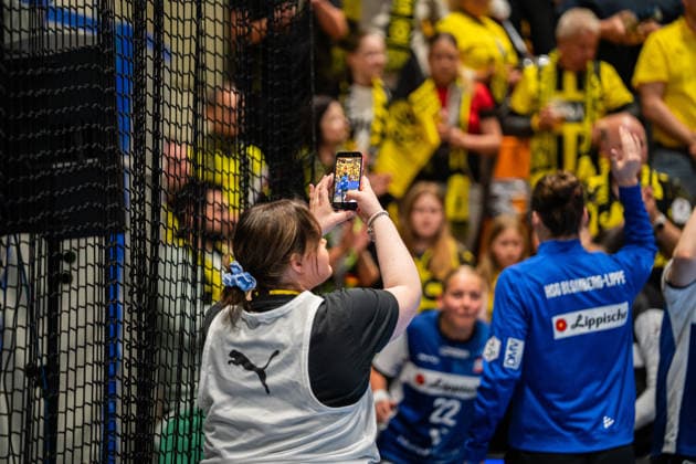 HSG Blomberg-Lippe (GER) vs. Borussia Dortmund (GER) Handball, 1. Handball Bundesliga Frauen, Finale, Spiel 1, 17.5.2026, Saision 2025 2026, Dortmund Mia Reckendorf (HSG Blomberg-Lippe, Medien und Kommunikation) filmt den Einlauf der HSG Blomberg-Lippe (GER) Dortmund Sporthalle Wellinghofen Deutschland