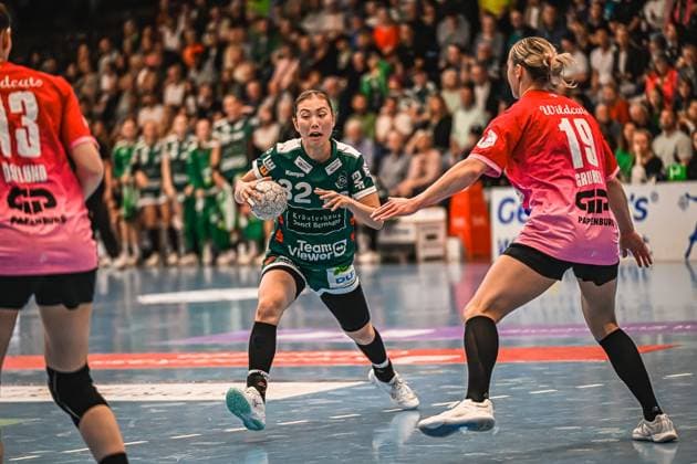 Szene mit Haruno Sasaki (32; Frisch auf Göppingen Frauen), Lea Gruber (19; SV Halle-Neustadt) und Madeleine Östlund (13; SV Halle-Neustadt) Szene mit Haruno Sasaki (32; Frisch auf Göppingen Frauen) und Gegnerinnen