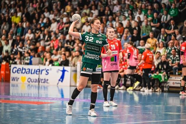 Szene mit Haruno Sasaki (32; Frisch auf Göppingen Frauen) und Cara Reuthal (26; SV Halle-Neustadt) in der EWS Arena Szene mit Haruno Sasaki (32; Frisch auf Göppingen Frauen) und Cara Reuthal (26; SV Halle-Neustadt)