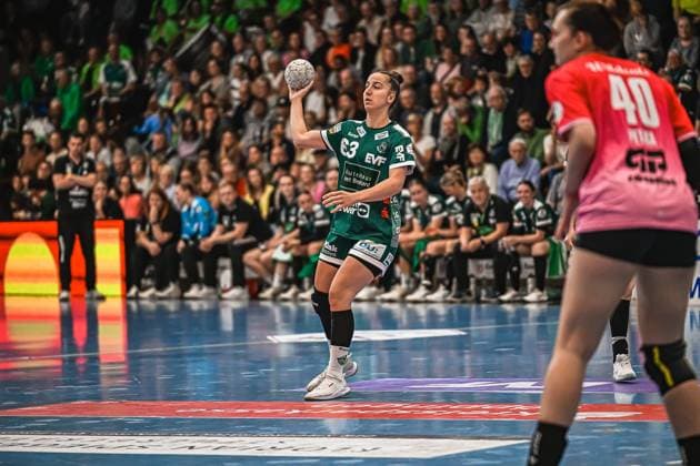 Szene mit Stephanie Elies (63; Frisch auf Göppingen Frauen) und Tena Petika (40; SV Halle-Neustadt) in der EWS Arena Szene mit Stephanie Elies (63; Frisch auf Göppingen Frauen) und Tena Petika (40; SV Halle-Neustadt)