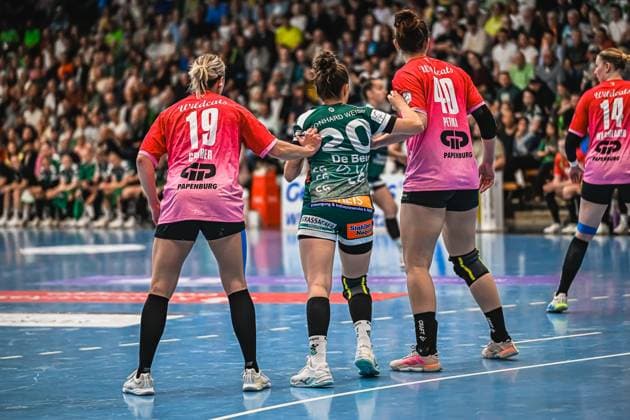 Szene mit Lea Gruber (19; SV Halle-Neustadt), Louisa De Bellis (20; Frisch auf Göppingen Frauen), Tena Petika (40; SV Halle-Neustadt) und Tina Wagenlader (14; SV Halle-Neustadt) Szene mit Lea Gruber (19; SV Halle-Neustadt) und Louisa De Bellis (20; Frisch auf Göppingen Frauen)