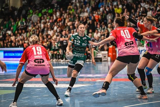 Szene mit Haruno Sasaki (32; Frisch auf Göppingen Frauen), Lea Gruber (19; SV Halle-Neustadt) und Tena Petika (40; SV Halle-Neustadt) Szene mit Haruno Sasaki (32; Frisch auf Göppingen Frauen) und Gegnerinnen