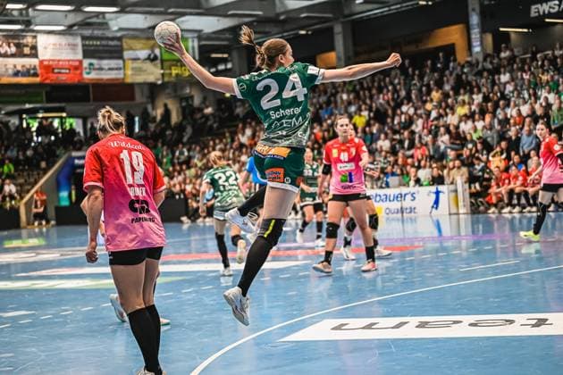 Szene mit Luisa Scherer (24; Frisch auf Göppingen Frauen) und Lea Gruber (19; SV Halle-Neustadt) in der EWS Arena Szene mit Luisa Scherer (24; Frisch auf Göppingen Frauen) und Lea Gruber (19; SV Halle-Neustadt)