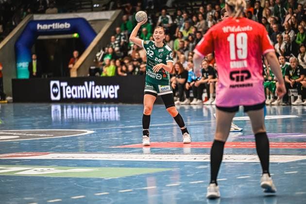 Szene mit Haruno Sasaki (32; Frisch auf Göppingen Frauen) und Lea Gruber (19; SV Halle-Neustadt) in der EWS Arena Szene mit Haruno Sasaki (32; Frisch auf Göppingen Frauen) und Lea Gruber (19; SV Halle-Neustadt)