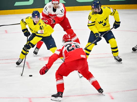 FRIBOURG, SWITZERLAND 20260517 Sweden s Ivar Stenberg and Viggo Björck against Denmark s Alexander True and Markus Lauridsen during Sunday s match in the Ice hockey, Eishockey World Championship, WM, Weltmeisterschaft between Denmark and Sweden at the BCF Arena, Fribourg, Switzerland.